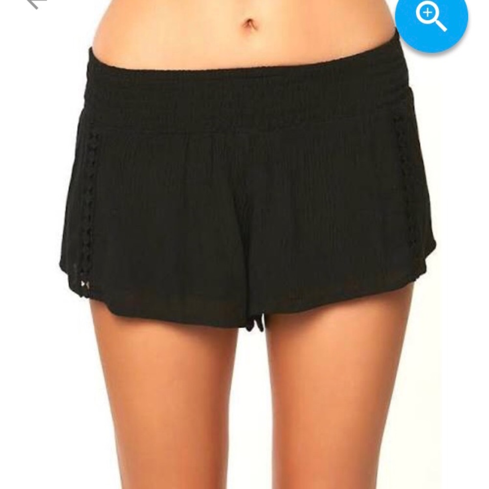 NWT O’Neill black crochet trim shorts